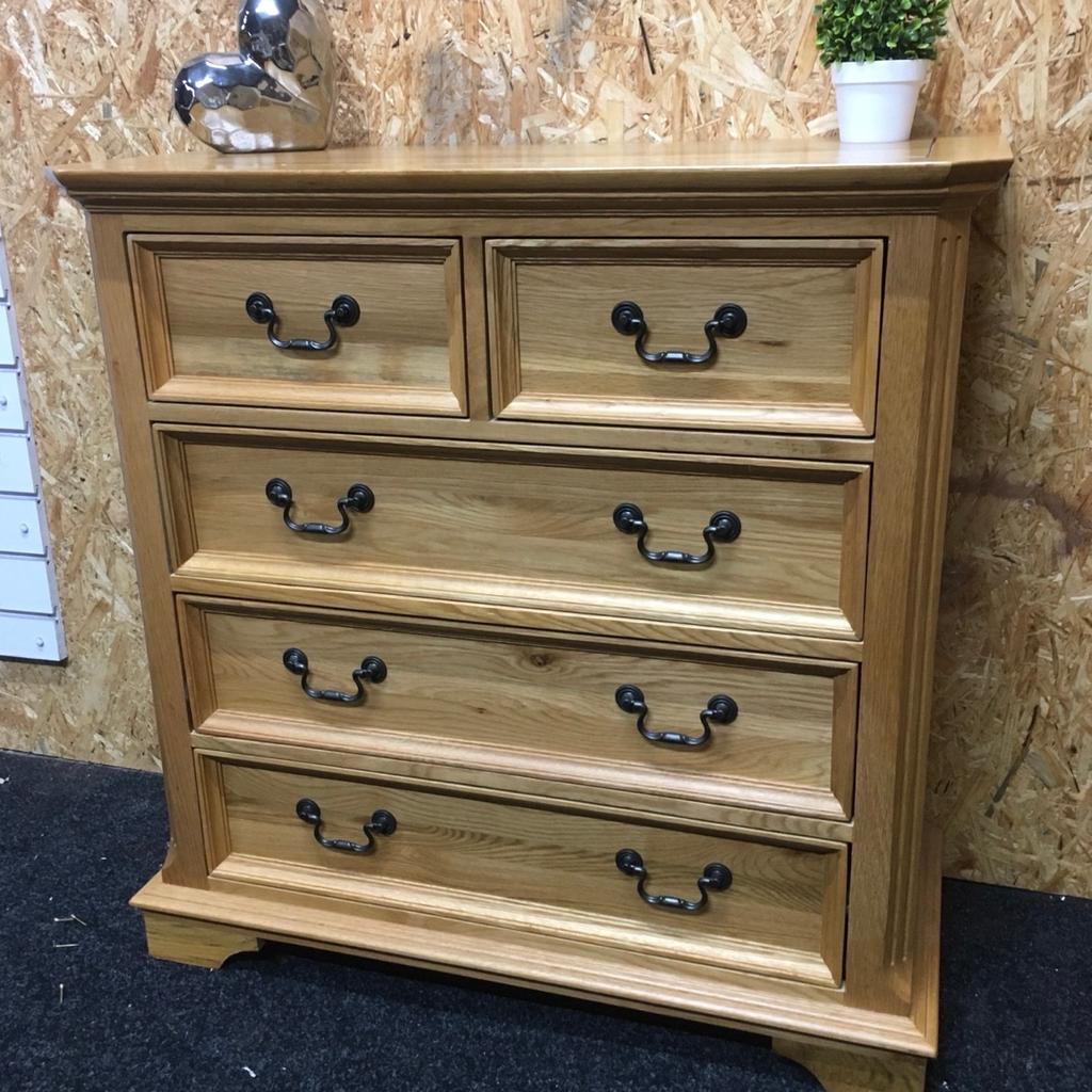 Solid oak chest of drawers in fantastic condition, only light use with no major marks. 2 x small over 3 x large dovetail drawers inside this unit all with solid sides/backs/bottoms. A really nice piece of heavy quality furniture. Measuring 98cm wide x 43cm deep x 99cm tall. Viewing/collection is Leeds LS24 & delivery is available if required - £200