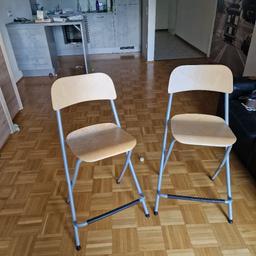 Verkaufe zwei Barhocker (Ikea Franklin) mit Lehne und Fußteil. Beide Stühle lassen sich zusammen klappen und sind in einem sehr guten Zustand mit normalen Gebrauchsspuren.

Nur Abholung