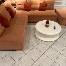 Dieses gebrauchte Ecksofa in Orange bringt Farbe in Ihr Wohnzimmer. Die besonderen Merkmale dieses Sofas machen es zu einem absoluten Highlight in Ihrem Zuhause. Es eignet sich perfekt für gemütliche Abende alleine oder mit Freunden und Familie. Mit diesem Sofa können Sie sich auf eine bequeme und stilvolle Sitzgelegenheit freuen.

• Länge von der Eckcouch 280cm x 250cm
• Breite von der Eckcouch 150cm
• Höhe von der Eckcouch 40cm
• Hocker 150cm x 70cm

Der Verkauf findet vor Ort statt
zum selbst abholen und bei Interesse meldet euch !