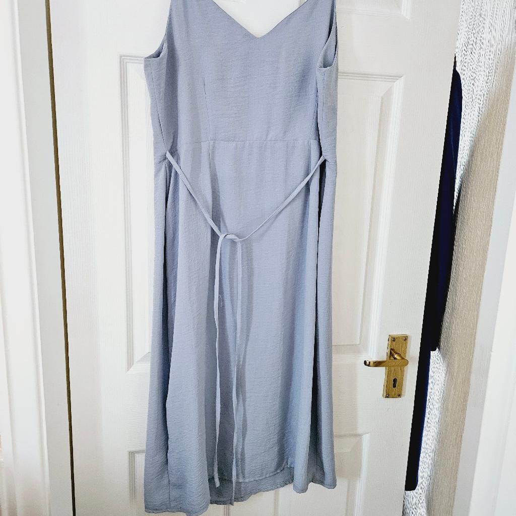 Blue coloured strappy summer dress with front button fastening and back tie belt, size 16..NEW with tags.

cash and collection only, thanks.
possible delivery to Conisbrough on Saturday mornings only around 11 am.