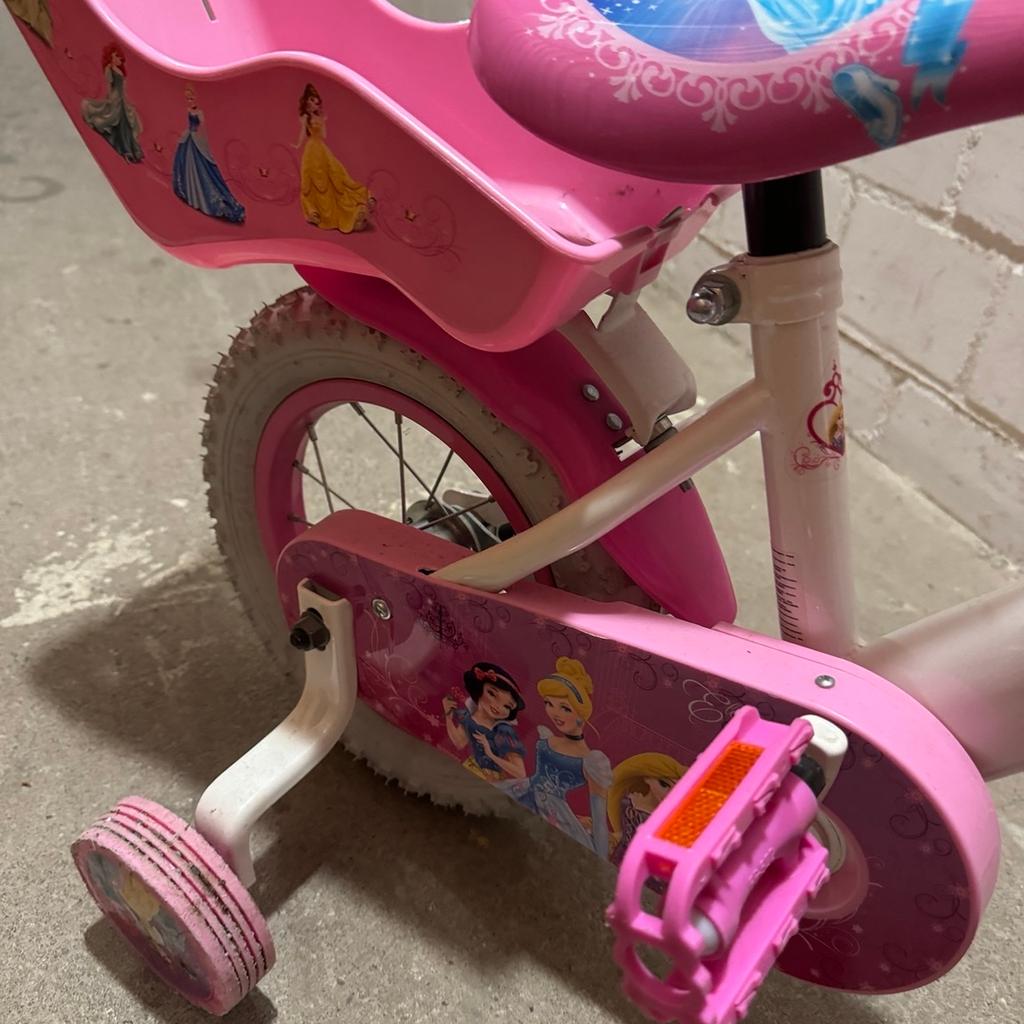 12 Zoll Mädchen Fahrrad mit Schutzräder (abnehmbar)
Geeignet für alter zwischen 4-6 Jahre alt

Sehr selten benutzt wurde wie neu
Nur abholen in Köln