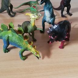 Hier stehen 8 Dinosaurier zum Verkauf. Alle sind in einem guten Zustand. Die größten sind 17 cm hoch. Alle zusammen nur 20 Euro.