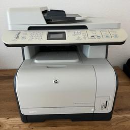 Das Gerät funktioniert noch. Der Drucker kann auch scannen, kopieren und faxen. Der Drucker hat schon ein gewisses Alter, die Software von HP ist nicht mehr aktualisiert worden. Aber wie gesagt, das Gerät kann noch verwendet werden.
Ich habe dazu noch zwei volle Toner (gelb und rot). Ohne Kabel
