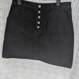 black denim skirt from pretty little thing
size 10, button fastening, approx 17 inch long, great condition, can post for cost
