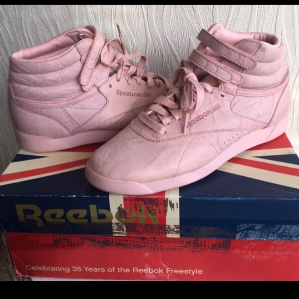 Polish pink colour crinkle design classic trainers worn once so in good condition .
Size 7
Sensible offers considered 🌻