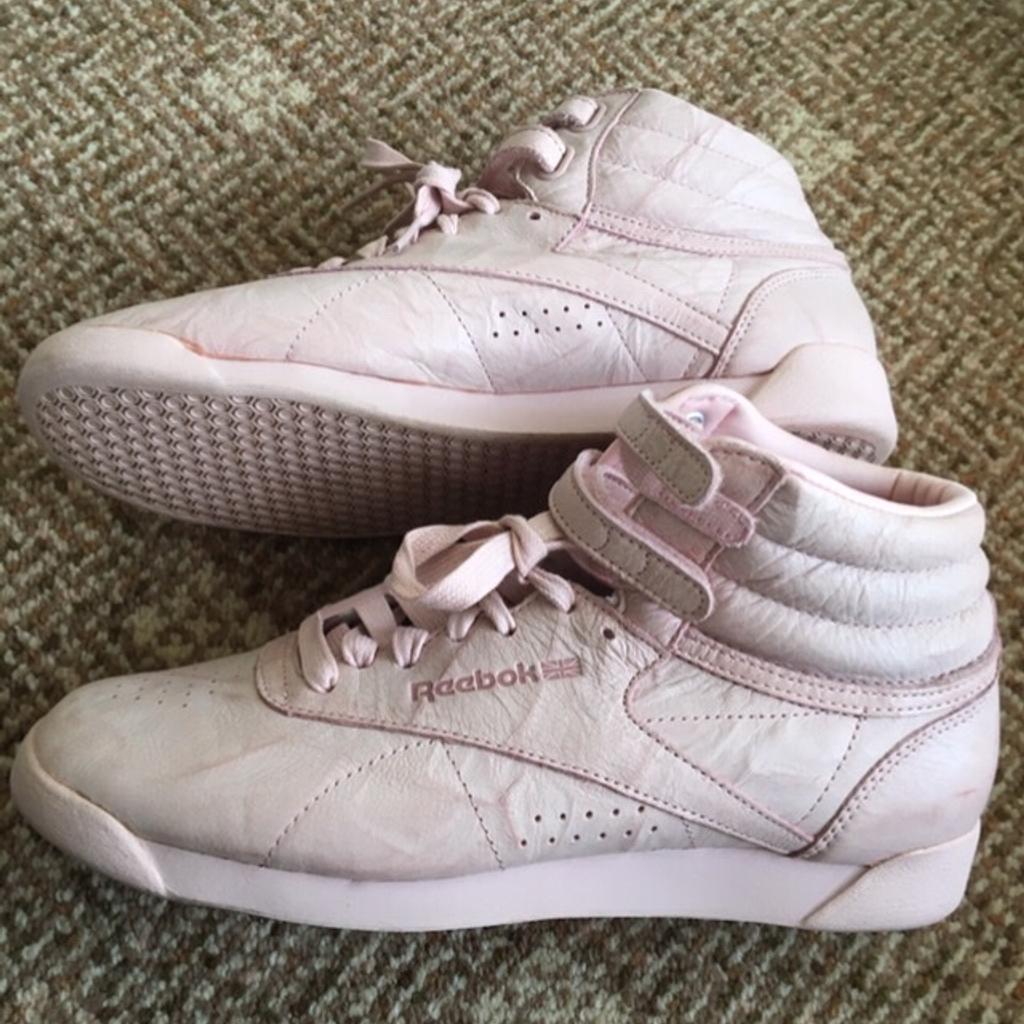 Polish pink colour crinkle design classic trainers worn once so in good condition .
Size 7
Sensible offers considered 🌻