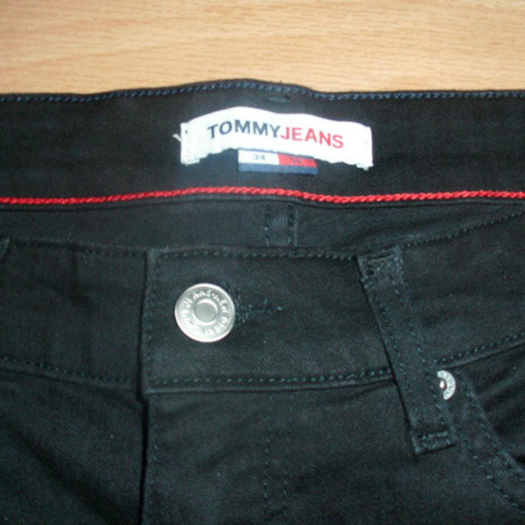 Biete hier eine Jeans von Tommy Hilfiger in Größe 34/32 (50) an. Es handelt sich um eine Scanton Slim Jeans in schwarz. Bestehend aus 98% Baumwolle und 2% Elasthan. Vorn und hinten mit jeweils zwei Taschen, Gürtelschlaufen sind auch vorhanden. Die Jeans ist neu und ungetragen. Sie wurde zu eng gekauft.

Der NP betrug: 85,00 €

einfache Bundweite: 44 cm
Länge: 103 cm

Abholung oder zzgl. Versand (innerhalb Deutschlands)