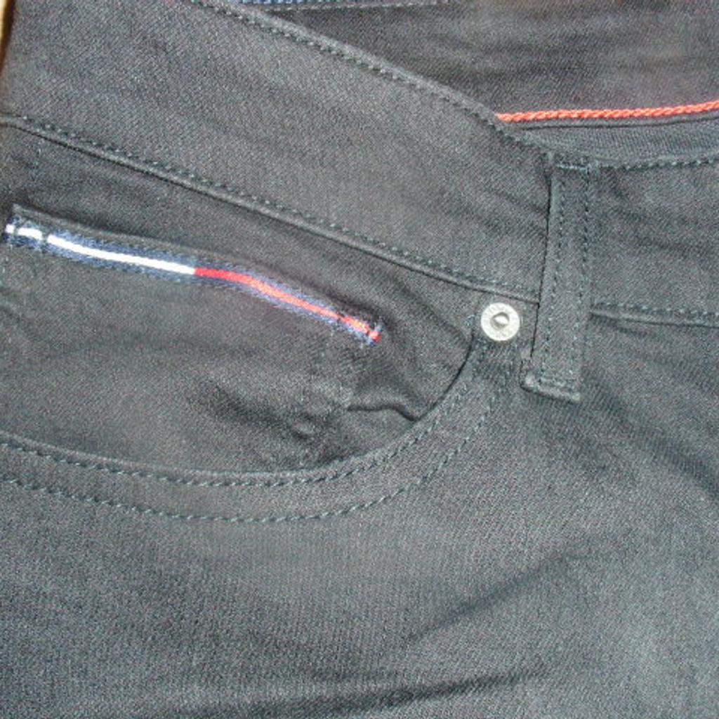 Biete hier eine Jeans von Tommy Hilfiger in Größe 34/32 (50) an. Es handelt sich um eine Scanton Slim Jeans in schwarz. Bestehend aus 98% Baumwolle und 2% Elasthan. Vorn und hinten mit jeweils zwei Taschen, Gürtelschlaufen sind auch vorhanden. Die Jeans ist neu und ungetragen. Sie wurde zu eng gekauft.

Der NP betrug: 85,00 €

einfache Bundweite: 44 cm
Länge: 103 cm

Abholung oder zzgl. Versand (innerhalb Deutschlands)