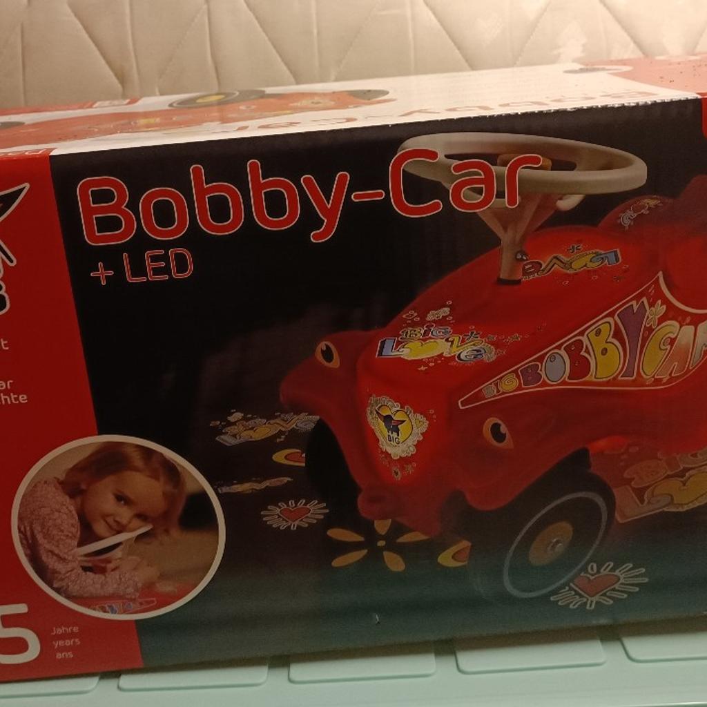 Verkaufe neues BIG-Bobby-Car Lumi in ungeöffneter Originalverpackung!
Das Licht im BIG-Bobby-Car-Körper wird an der Unterseite aktiviert und kann in vier verschiedene Modi geschaltet werden:
Licht an (durchgängige Beleuchtung)
Blinken (durchgängiges Blinken)
Auto-Off (Licht an und automatisches Ausschalten nach 10 Minuten) und Licht aus.