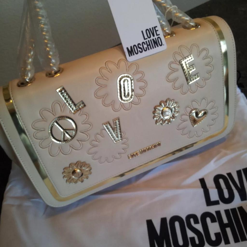 Schöne neue Love Moschino Tasche
Cremefarben mit goldfarbenen Details. Inklusive Staubbeutel.