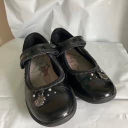 💥💥 OUR PRICE IS JUST £6 💥💥 these will have been around £45-£50 when bought new

Preloved girls school shoes from Clark’s

Size: 11.5G (wide fit)
Brand: Clark’s
Condition: great condition, some creases as seen but no noticeable damage 

Have been buffed with polish and hand washed

Collection available from Bradford BD4/BD5
(Off rooley lane however no shop)

We deliver within reason for fuel costs

We also post if covered (recorded delivery only) we do combine if multiple items are purchased

Sorry no Shpock wallet