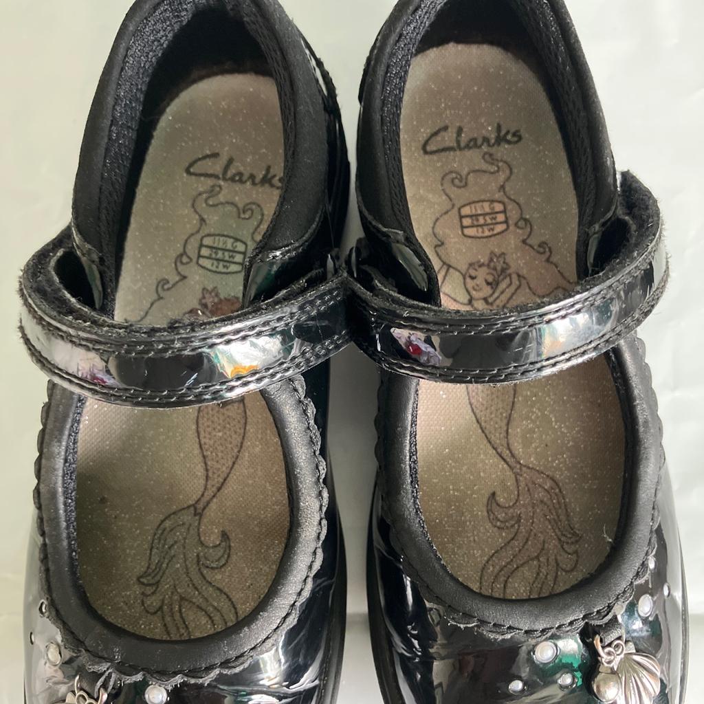 💥💥 OUR PRICE IS JUST £6 💥💥 these will have been around £45-£50 when bought new

Preloved girls school shoes from Clark’s

Size: 11.5G (wide fit)
Brand: Clark’s
Condition: great condition, some creases as seen but no noticeable damage

Have been buffed with polish and hand washed

Collection available from Bradford BD4/BD5
(Off rooley lane however no shop)

We deliver within reason for fuel costs

We also post if covered (recorded delivery only) we do combine if multiple items are purchased

Sorry no Shpock wallet