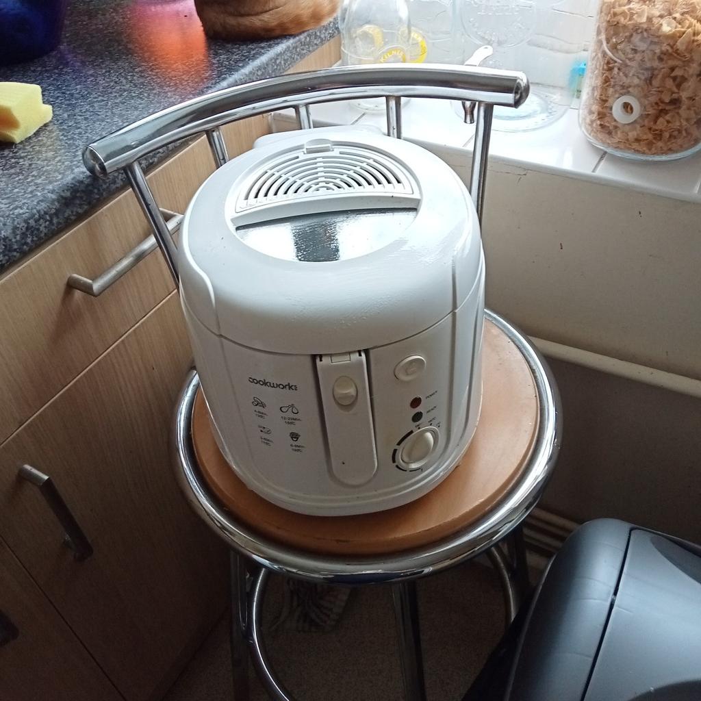 as you can see it's a small deep fat fryer hasn't been used for years before I'd see you anybody would make any use for it collection only could do with a little clean