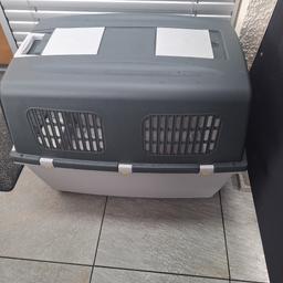 Hundetransportbox, oder einfach Hundebox für Mittel große bis große Hunde, mit Stauraum und Gitter vorne zum zumachen! Neupreis 200 Euro 1 Jahr alt
Höhe 75cm , Breite 70 cm und Länge 100cm