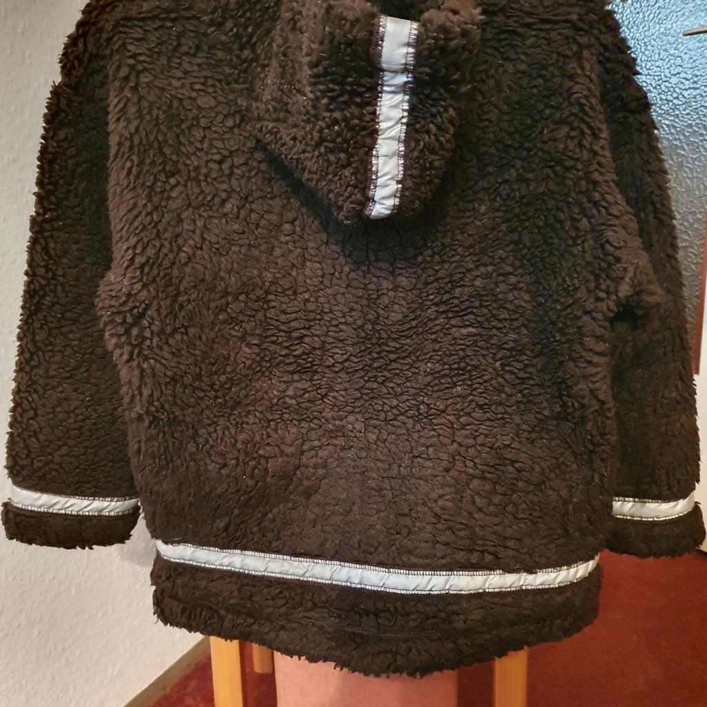 Winterstrickjacke in der Gr. 122/128 von H&M.
Die Jacke ist länger geschnitten und hält perfekt warm.
Schöne warme Strickjacke für den Herbst/Winter.

Versand 4,50€

Wir sind ein Tierfreier Nichtraucherhaushalt.

Dies ist ein Privatverkauf. Daher übernehme ich keine Garantie und Rücknahme.
