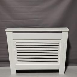 Habitat Austin Small Radiator Cover - White

🔶ExDisplay. Flatpacked🔶

Painted finish, .
Floor standing fixed to wall.
Size H81.5, W101.5, D19cm.
To fit radiator size: H76, W93.5, D15.5cm.
Weight 8.8kg.
Fixings included.

🔶Check our other items🔶