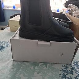 These stylish black Chelsea boots are perfect for any fashion-forward woman. The round toe and low block heel provide both style and comfort. The faux leather outsole material and ankle shaft style make them suitable for autumn, winter, and spring.


With a zip closure, these boots are easy to put on and take off. The standard calf width and standard shoe width ensure a perfect fit. The boots are new with box and suitable for women's size 5 in both UK and AU shoe sizes and US shoe size 7.
