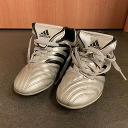 Scarpe bambino calcio Adidas color argento ottimo stato. Indossate solo 1 volta, tacchetti ancora perfetti.