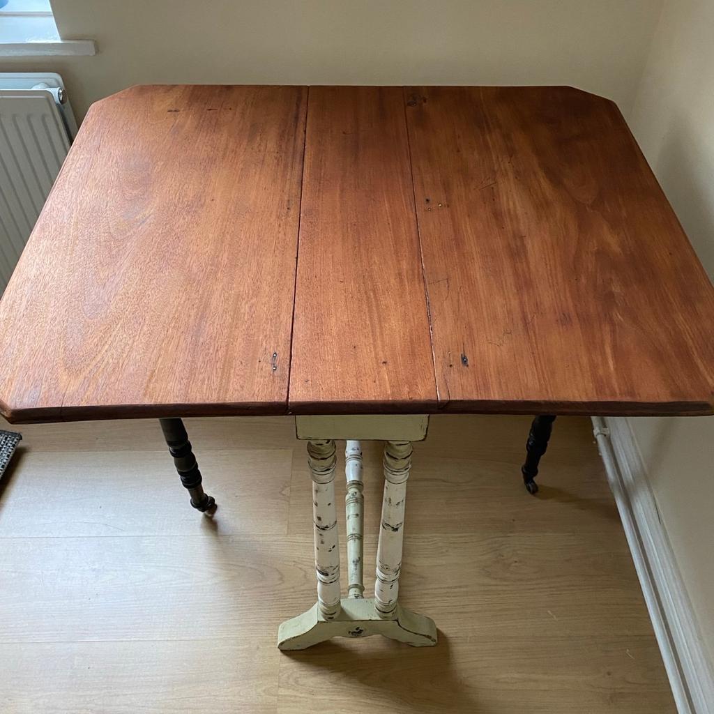 This is a lovely antique dining table with 2xErcol chairs.
Antique Victorian Gateleg Sutherland drop leaf table.
Top has been gently stripped back to the original wood and put teak oil to protect the wood .
Legs has been painted with Annie Sloan (old white and Versailles colour)
Waxed and distressed add to the effect of the shabby chic look.
Dimensions:L-81cm W-67cm H-64cm
2xErcol chairs also has been painted with shabby chic look.
A little design can make your place cosy and elegant: )
Collection from Morden,local delivery available.