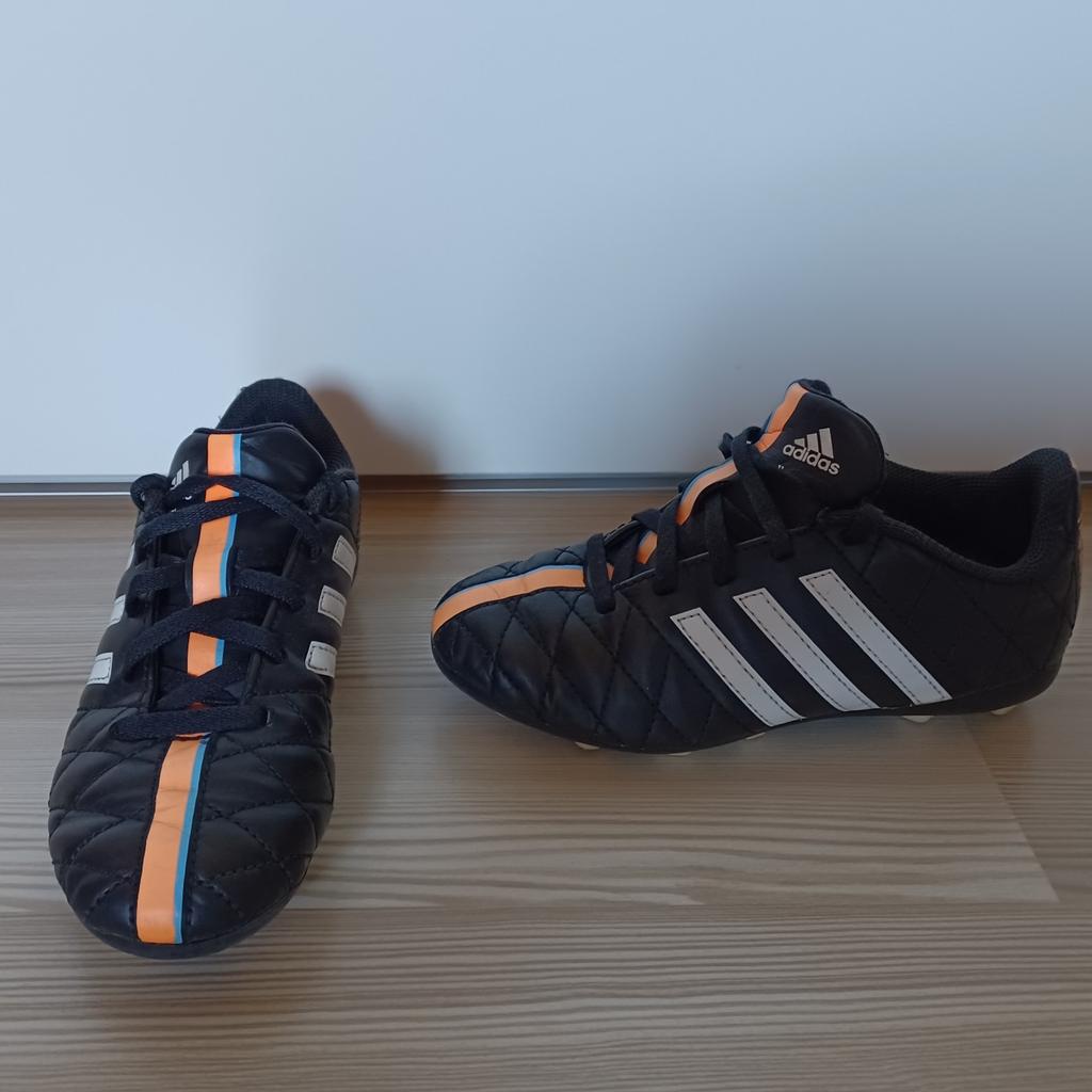 Fußballschuhe von Adidas für Kinder in Größe 31. Mit Schnürsenkel.