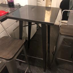 Beautiful set
Metal with wood seats
Perfect condition
