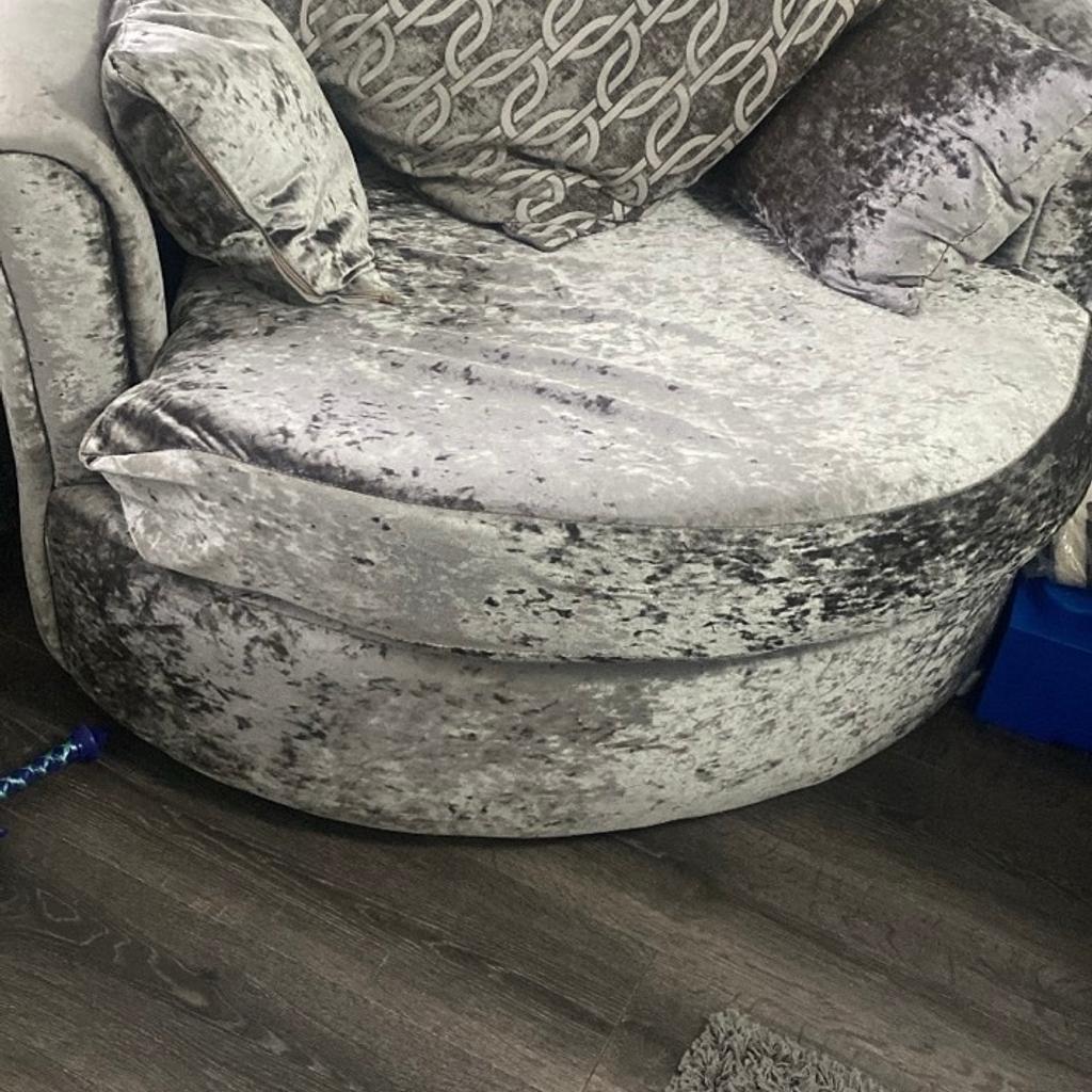 Grey corner couch and chair

Clean smoke free pet free home

Would need collecting 26/03/24 from Garston Liverpool for new couch

£300