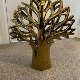 Heavy/large gold ornament tree

I’m sure it’s made from a metal? 

3D style