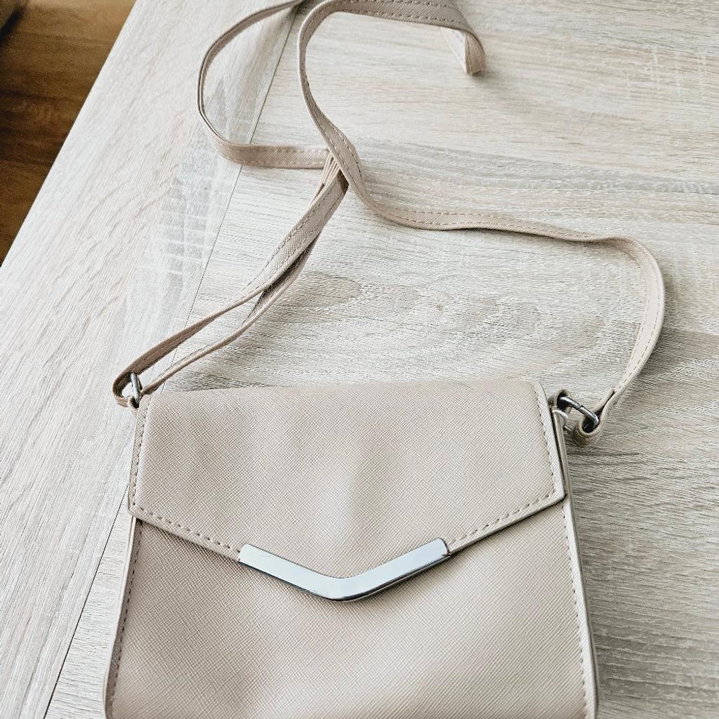 Beige coloured bag, adjustable strap, inside pocket and magnetic front fastening.

cash and collection only, thanks.
possible delivery to Conisbrough on Saturday mornings only around 11 am.