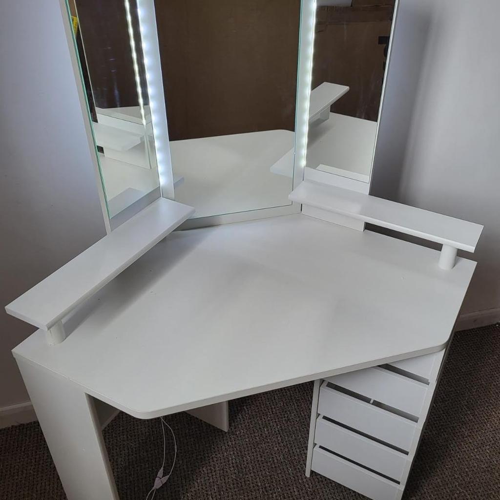 ▪️Habitat Heathland Dressing Table with mirror and LED lights - White
▪️Ex display
▪️Size H142, W113, D61cm