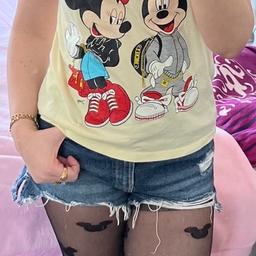 Hey ihr lieben :)
Biete hier mein Moschino x H&M Minnie Mouse & Mickey Mouse Shirt in Gelb an ❤️
In der Gr. S.
Gibt es schon länger nicht mehr zu kaufen, war damals eine limitierte Kollektion mit Moschino.
Für wahre Mickey Mouse & Minnie Mouse Fans ein Must-Have 😍
Privatkauf: keine Garantie oder Rücknahme