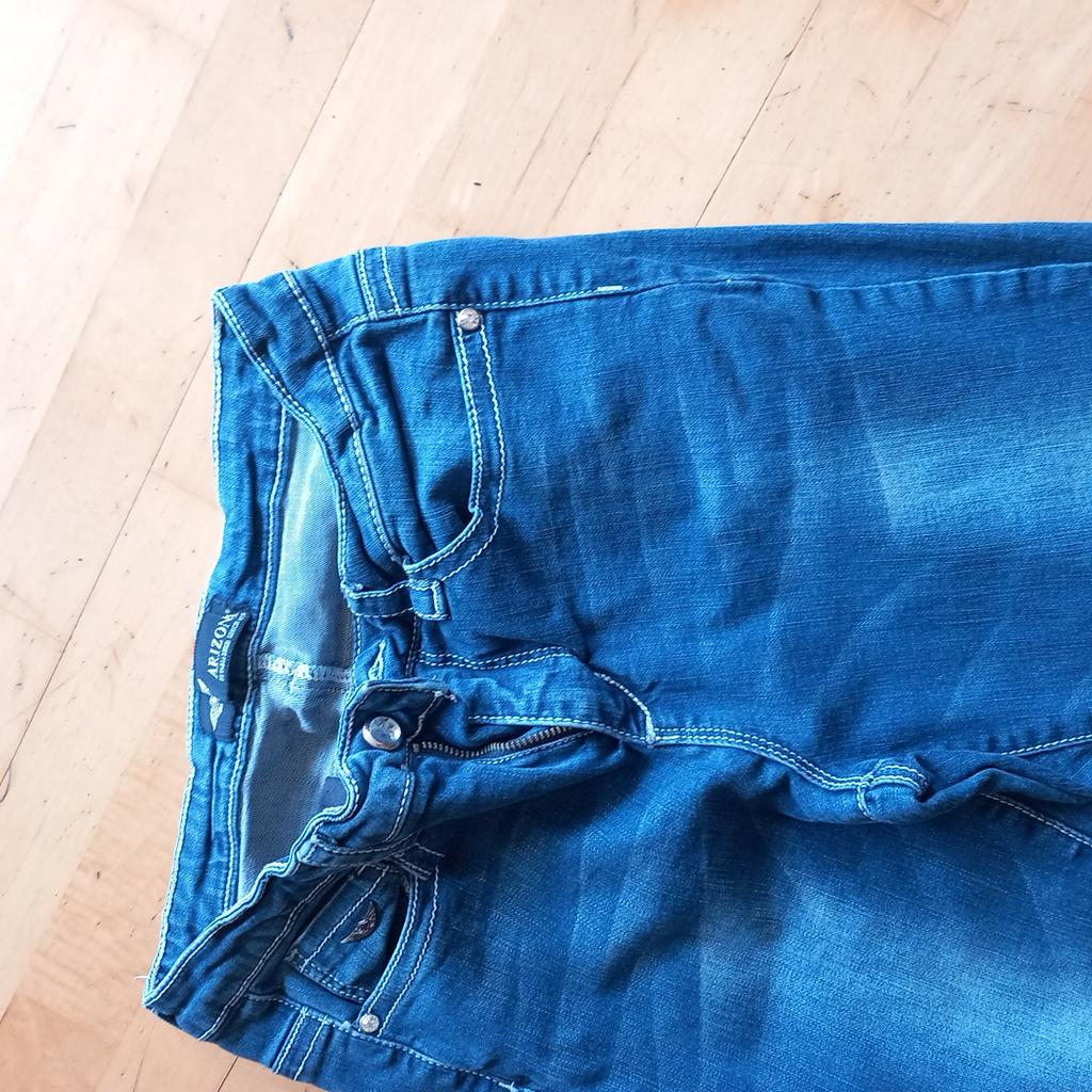 Jeans, extra lang, mit silbernen Applikationen auf der Gesässtasche