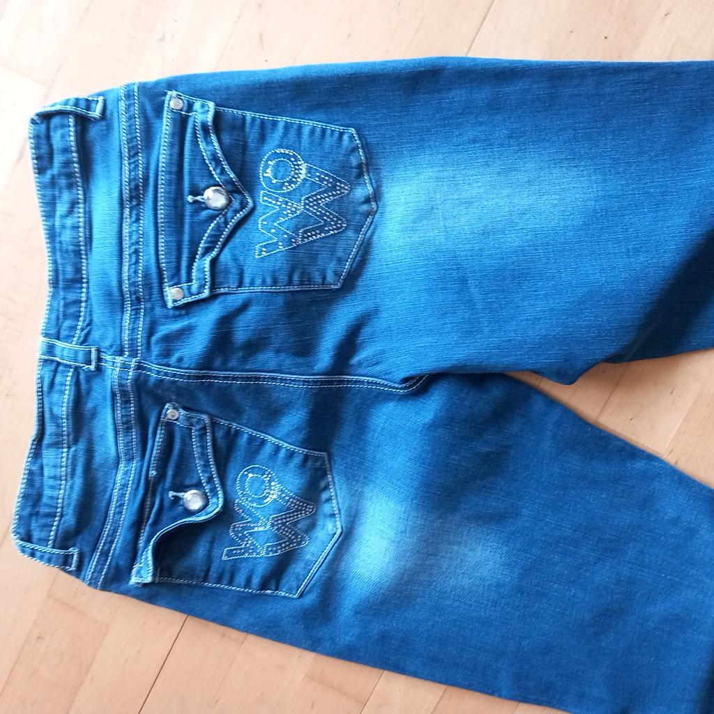 Jeans, extra lang, mit silbernen Applikationen auf der Gesässtasche
