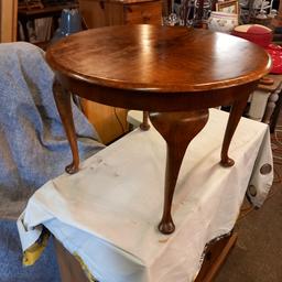 VINTAGE WALNUT COFFEE TABLE , GOOD CONDITION FOR ITS AGE , STURDY , WELL MADE. 24 " DIAMETER X 17 " TALL.