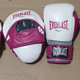Everlast Boxing Set

🔶 New/other🔶

Glove and pad set with all over padding, providing comfort and shock protection.

 Size H18, W37, D36cm.
12 oz 

🔶Check our other items🔶