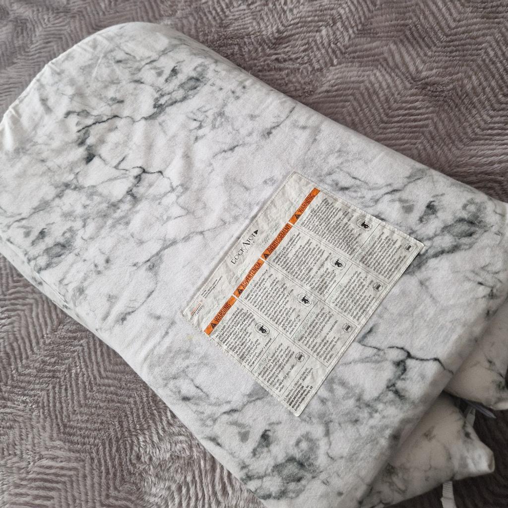 DockATot Deluxe - Carrara Marble

Used for one month- RRP £150

Has a yellow stain in the middle, top left side, can be seen in images. It has been washed twice but does not come off.