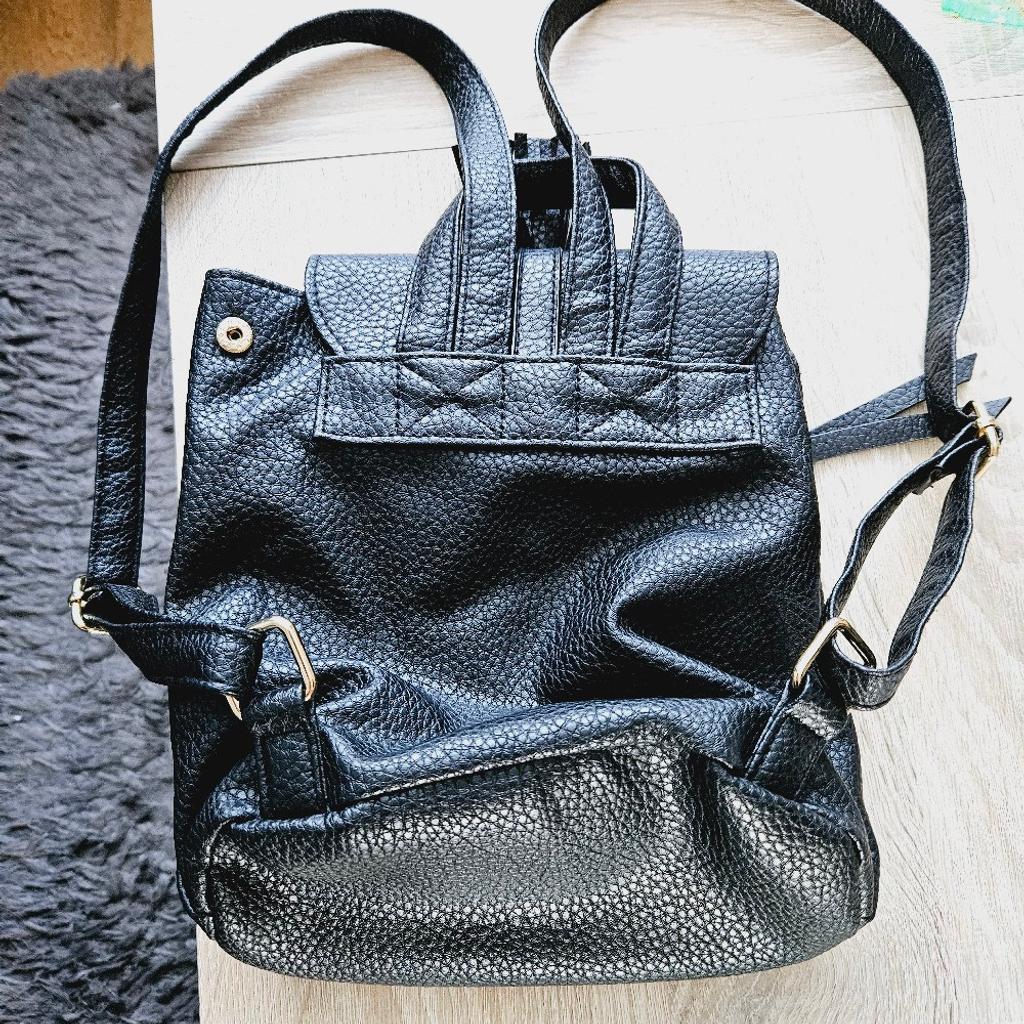Black colour with 2 adjustable shoulder straps, zip detail magnetic front fastening and inside pocket.

cash and collection only, thanks.
possible delivery to Conisbrough on Saturday mornings only around 11 am.
