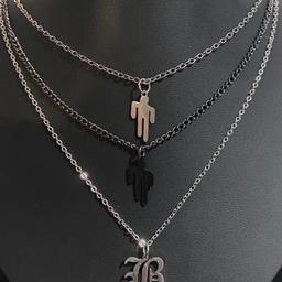 handmade billie eilish necklace bundle
jewellery set
1 silver mini blohsh necklace (adjustable)
1 gun black mini blohsh necklace (not adjustable)
1 b mini pendant necklace (adjustable)