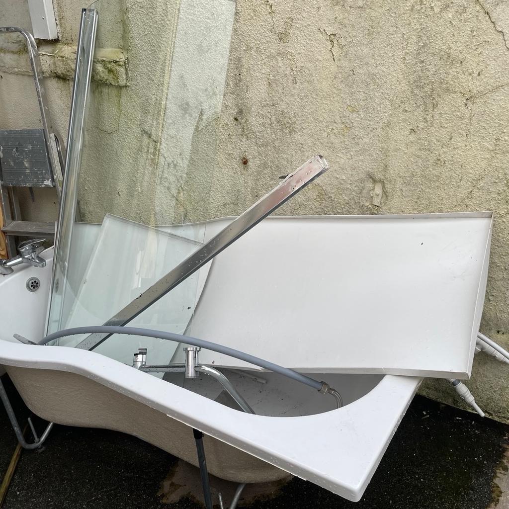 Bathtub 1700x750 + Legs + Mixer Tap + Shower glass + Shower kit + Side panel

Used

Fully working including taps and shower kit.

Bathtub: 1700x750

Glass: 1500x750

Ready for collection.

No returns