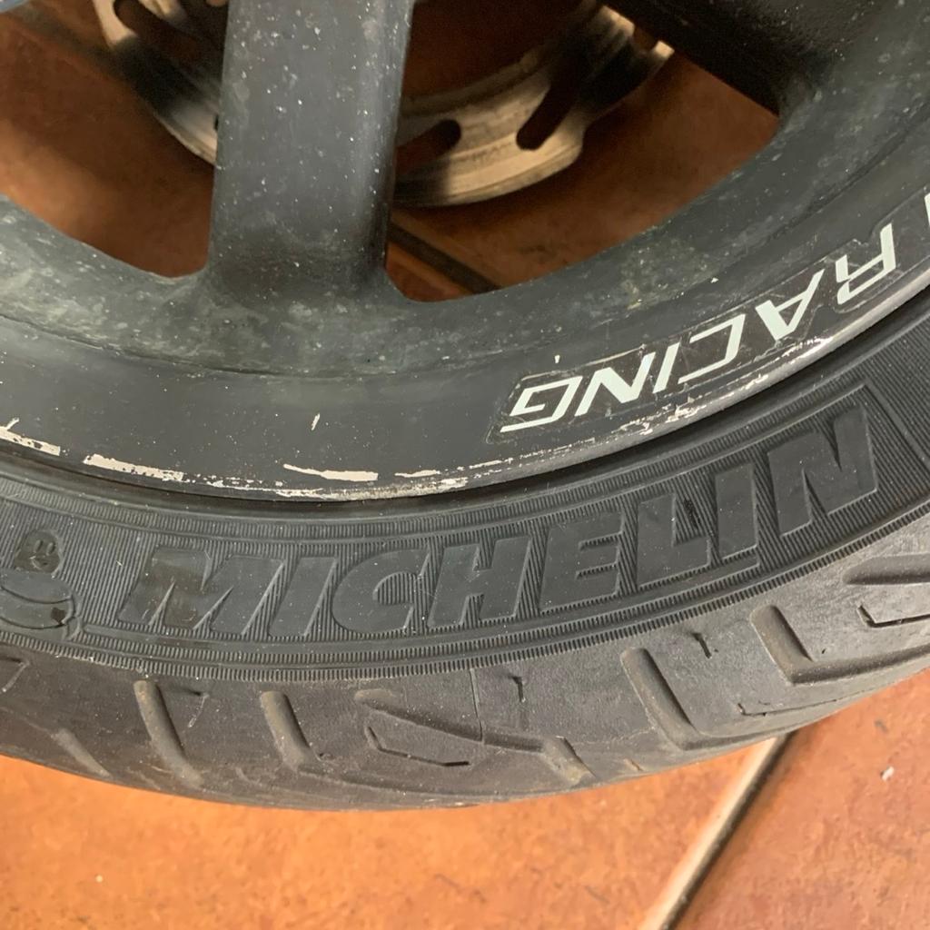 Zwei Räder mit Neuwertigen Reifen Michelin wenig benutzt Keine Garantie keine Rücknahme kein Versand nur Abholung Preis ist Fest keine Verhandlung Unverschämte Angebote werden nicht Beantwortet
