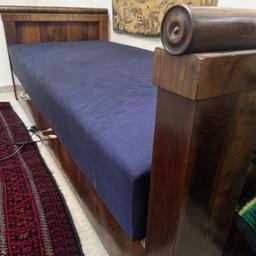 Biedermeier Bett mit neuer Matratze, mit Rosshaar neu gefüttert und mit blauer Seide neu bezogen. Privatverkauf. Abholung.
