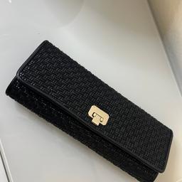 Clutch/ Abend Tasche von Zara

Farbe schwarz

Zustand leichte Gebrauchsspuren

Versand möglich muss aber vom Käufer selbst bezahlt werden