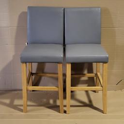 2 Winslow Wood & Faux Leather Bar Stools - Grey

💥ExDisplay💥

Size H108, W41, D53cm.
Seat height 72.5cm.
Foot rest.
Rubberwood frame with rubberwood legs.
Faux leather seat pad
Max user weight per chair 130kg
Individual chair weight 7.6kg

💥Check our other items💥