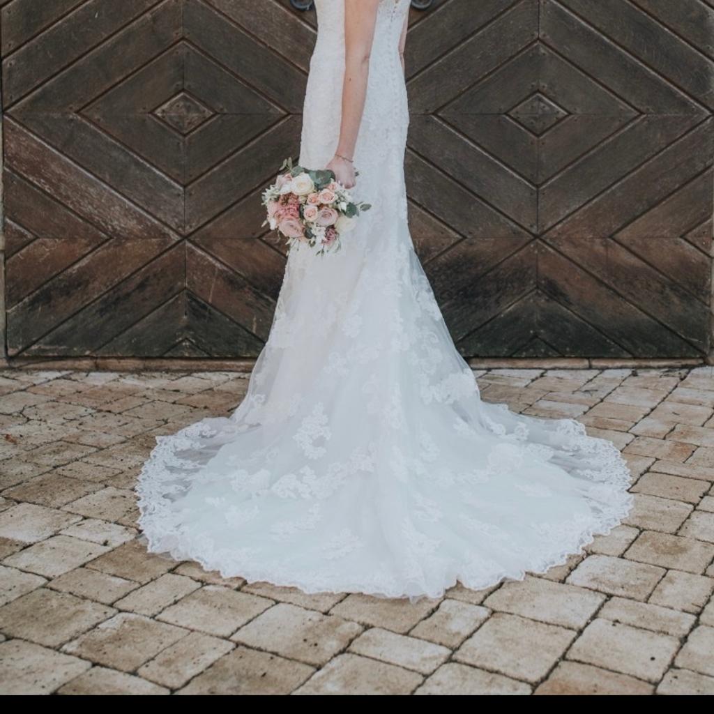 Ich verkaufe mein Brautkleid mit Spitze in der Farbe Ivory. Preis Verhandlungsbasis.
Bei Rückfragen gerne PN.
*Privatverkauf*