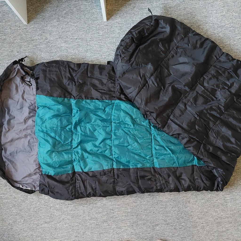 Cosy sleeping bag with travel bag for easy storage.
Collection only.