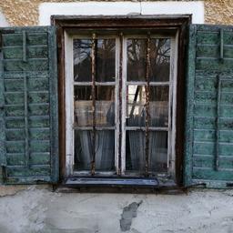 Antiquitäten alte Fenster mit Fensterläden vom Jahr 1892 zu verkaufen 90€ pro Stück bei gesamtabnahme Preis vhb