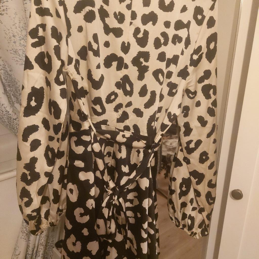 Quiz Cream Animal Print Wrap Playsuit really good I didnt wearing
size 16
collection only
b45