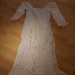 Verkaufe hier ein gebrauchtes aber gut erhaltenes Damen Kleid in weiß in Größe 42 siehe Bilder. Kann verschickt werden. Bitte meine andere Angebote beachten. Privatkauf kein Umtausch und keine Garantie. Bei Interesse bitte melden 😊.