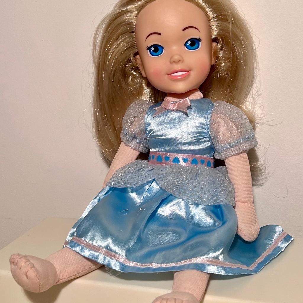 Zapf Creation - Soft Body Cinderella Doll
Comes With Spare Beauty & The Beast Dress .
Few Small Velcro Snags On Cinderella Dress
All Been Cleaned With Anti-Bacterial Cleanser . ↕️ 31 ↔️ 15 ↘️ 7 cm
Based Leatherhead - Or Can Post .
On Other Sites .
Grab Yourself A Bargain !
£3.99