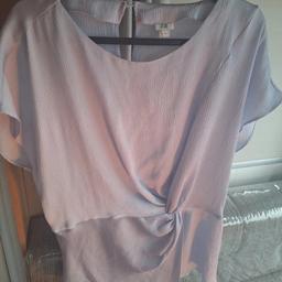 worn one time , in perfect condition 

Size 16

Coulor lilac