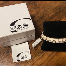 Just Cavalli Armreif - Modellreihe Safari CAF14 mit creme- weißen Emaille Inlays versehen.
Durchmesser ca. 65 mm
Breite ca. 11,50 mm
Verschluss: ohne
Material: Messing, PVD vergoldet

Neu und ungetragen.